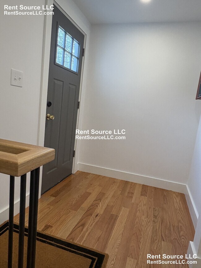 Building Photo - 52 Cotting St