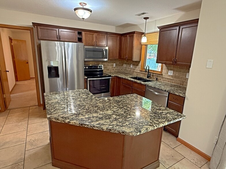 Building Photo - 2716 Larkspur Ct