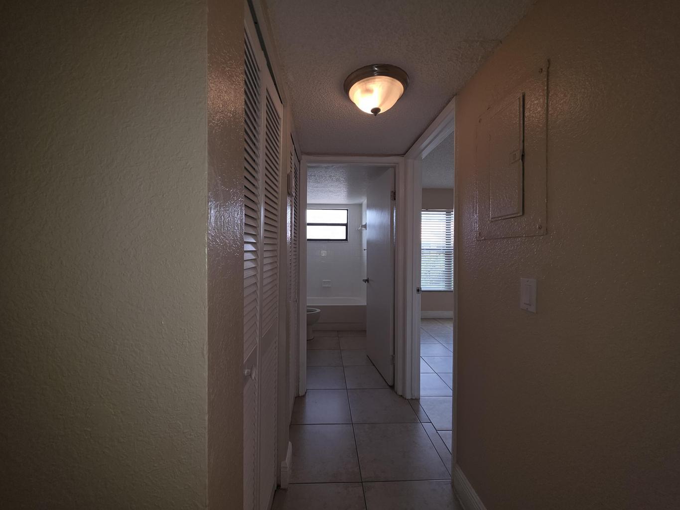 Building Photo - 1542 Lake Crystal Dr