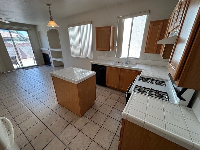 Building Photo - Beautiful 3Bed/2Bath Single Story Home loc...