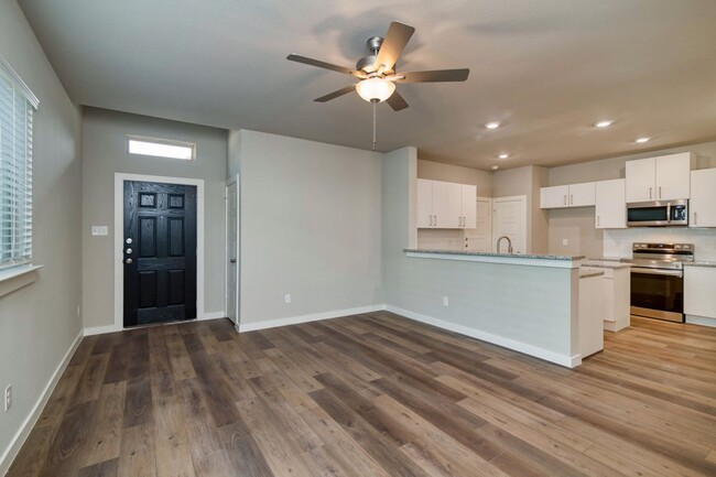 Building Photo - GORGEOUS 3 BEDROOM DUPLEX LOCATED IN MIDLO...