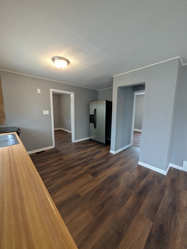 Building Photo - 415 SW Watson Ave