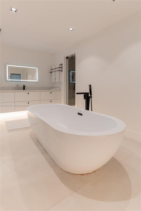 Building Photo - 7300 SW 77th Ave