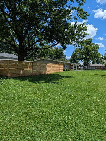 Building Photo - 1701 Brentmoor Ln
