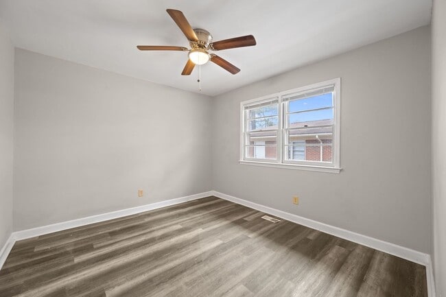 Building Photo - Welcome to Lakeview Park!