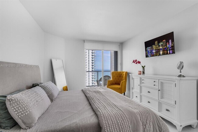 Building Photo - 16485 Collins Ave