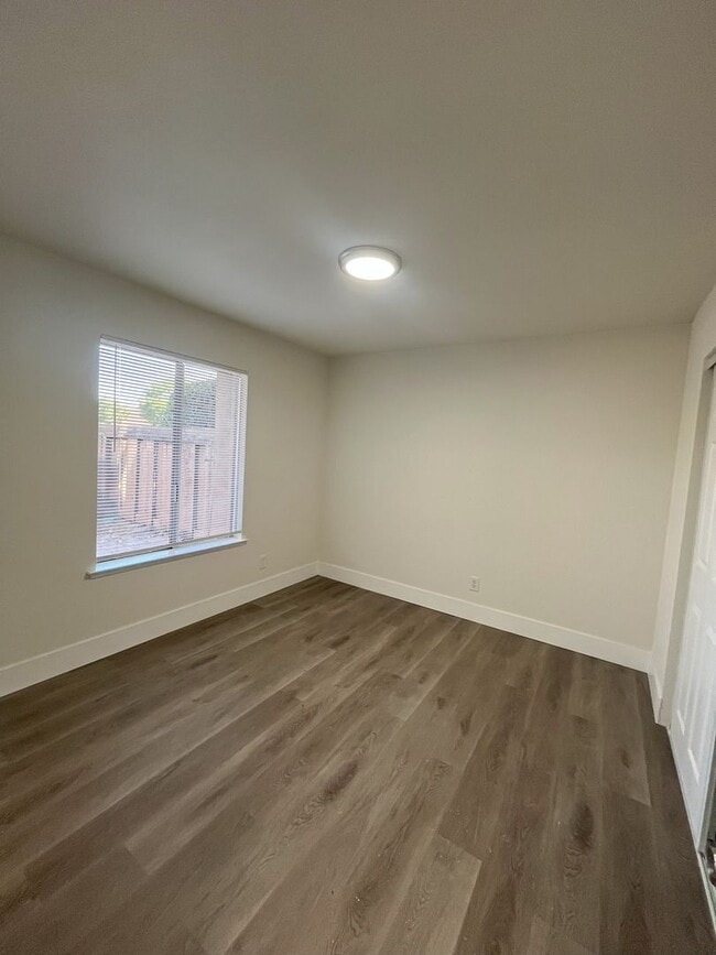 Building Photo - Downstairs Unit Newly Remodeled!!! MUST SE...