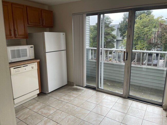 Building Photo - FREE MONTH Modern Duplex with Pool, Parking, 2 balconies and 1 deck, Large Bedrooms,1.5 bath Laun...