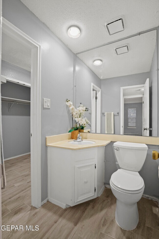 Building Photo - 6201 Escondido Dr