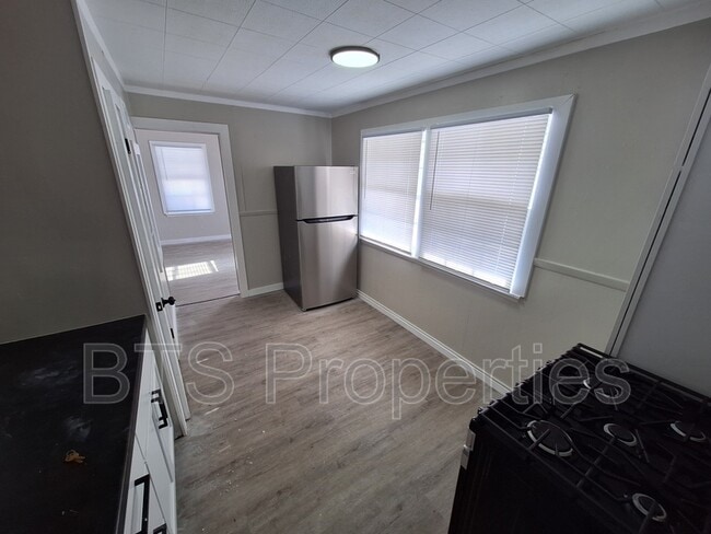 Building Photo - 1627 N Valley Ave