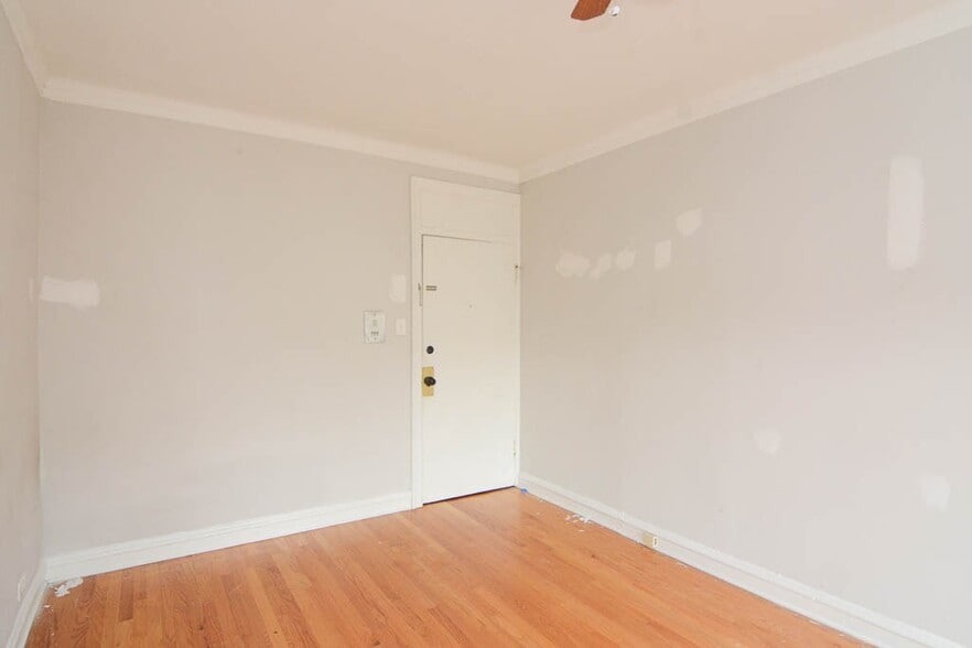 Building Photo - 4644 N Paulina St