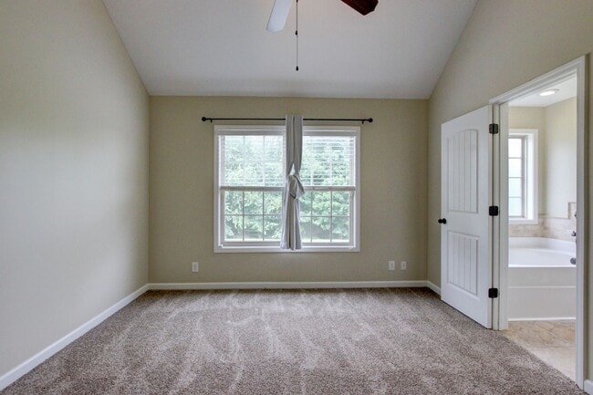 Building Photo - Sweet 3 bed 2 bath clost to post and I-24.