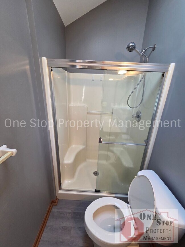 Building Photo - Charming Split Level 3 Bedroom Home in Kansas City!