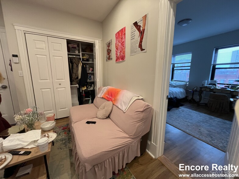 Building Photo - 833 Beacon St