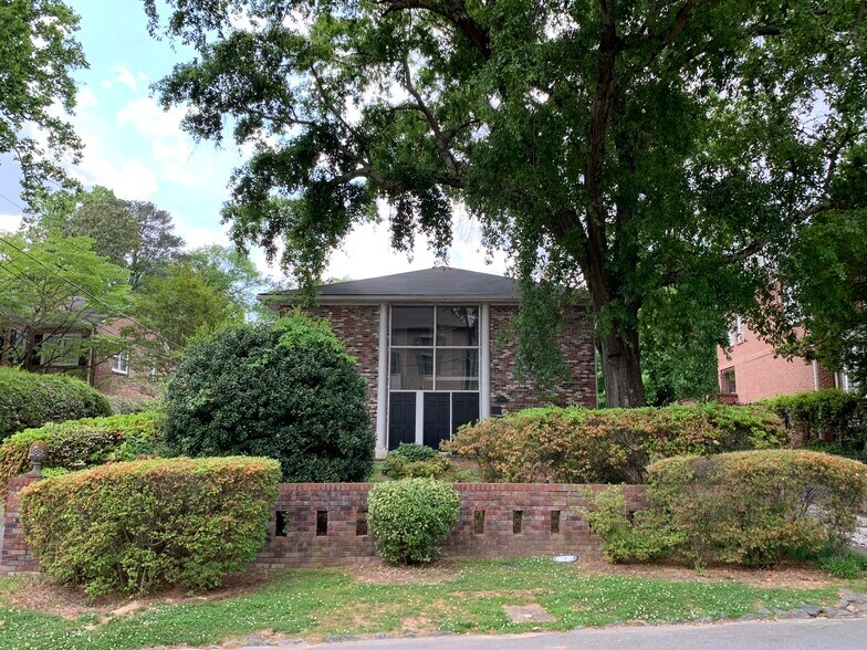 front view - 3668 Kingsboro Rd NE