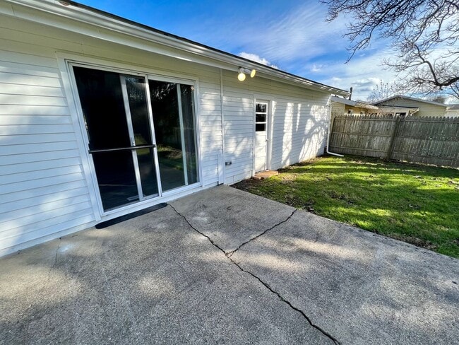 Building Photo - Massive Space! 4 Bedrooms 2 Bathrooms - Cr...