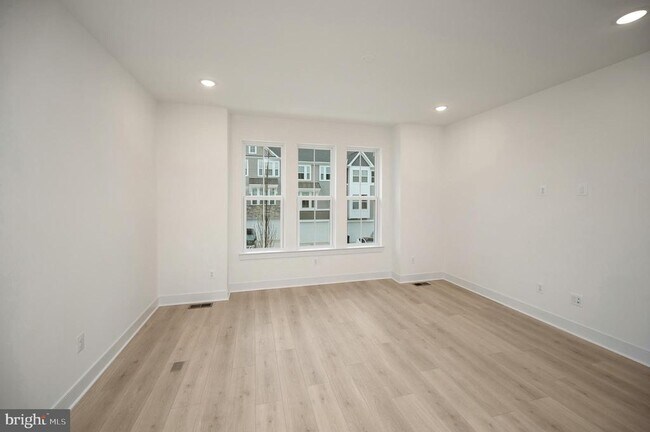 Building Photo - 9403 Pacific Elm St