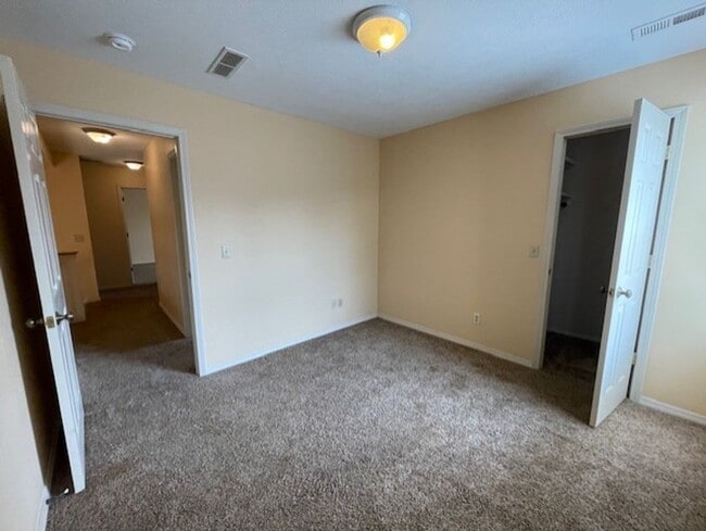 Building Photo - 4 Bedroom Home in SE Springfield!