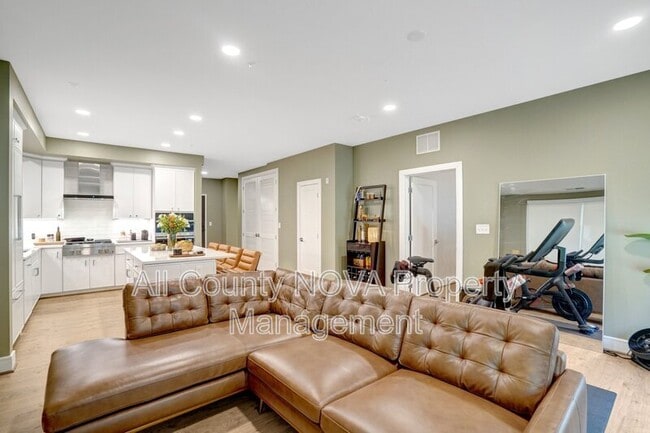Building Photo - 635 Slaters Ln