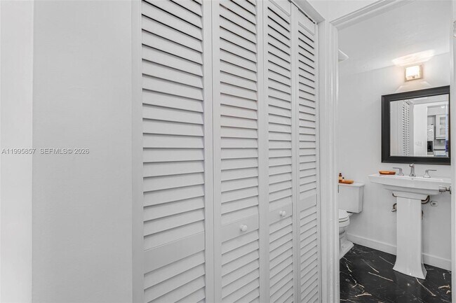 Building Photo - 1658 Bay Rd