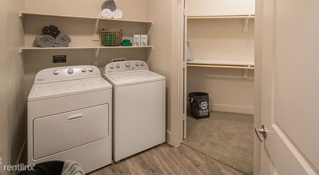 Building Photo - 2850 N Harwood St