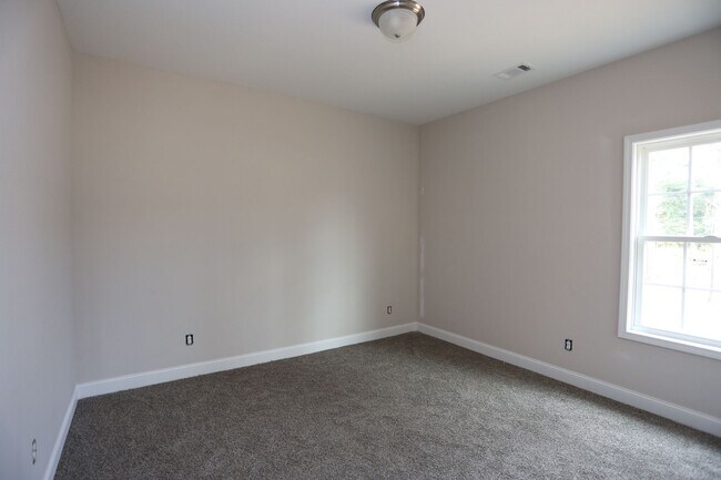 Building Photo - 3 Bedroom Brick House in SEB School District Available NOW