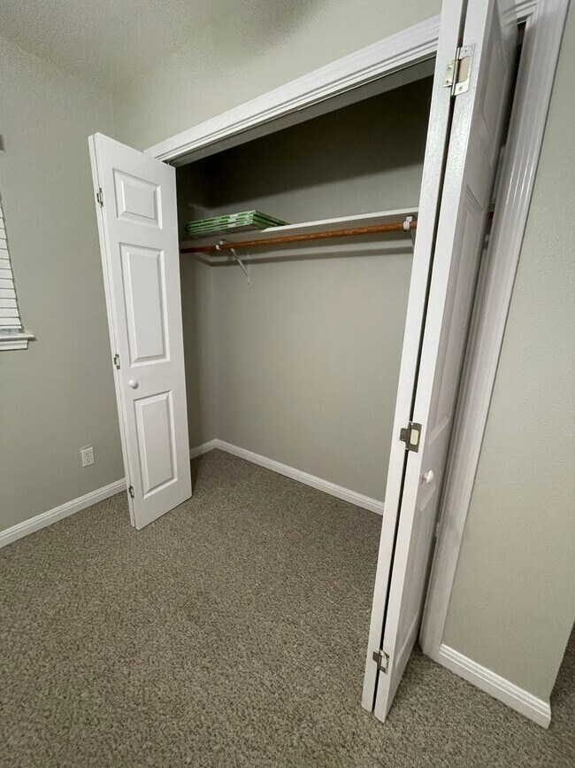 Building Photo - NEW ON MARKET