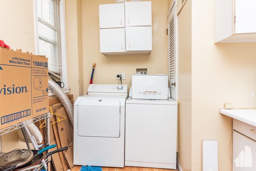 Building Photo - 2057 W Roscoe St