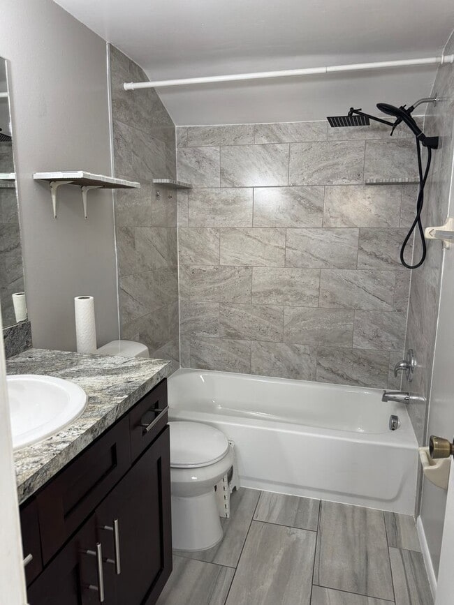 Building Photo - 2 bedroom + loft, 2 bathroom townhome near UCF