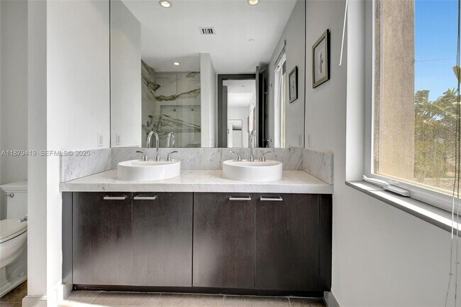 Building Photo - 110 SE 2nd St