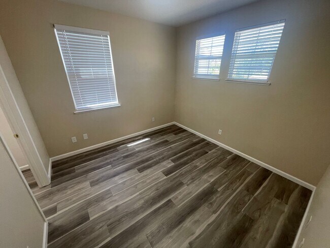 Building Photo - Beautiful 4 Bedroom Close to Downtown Brentwood!