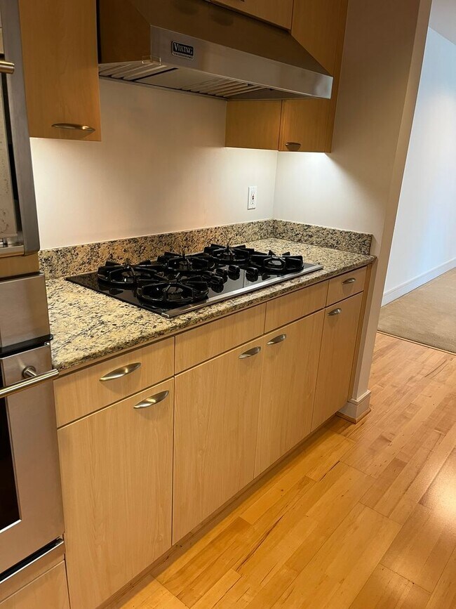 Building Photo - Experience upscale living in Downtown San Diego with great views. This is a must see!