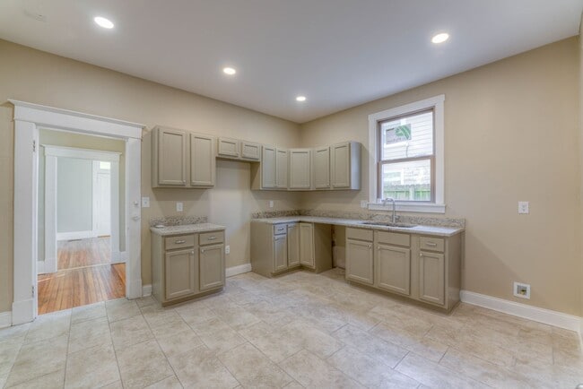 Building Photo - 1270 Peach Ave