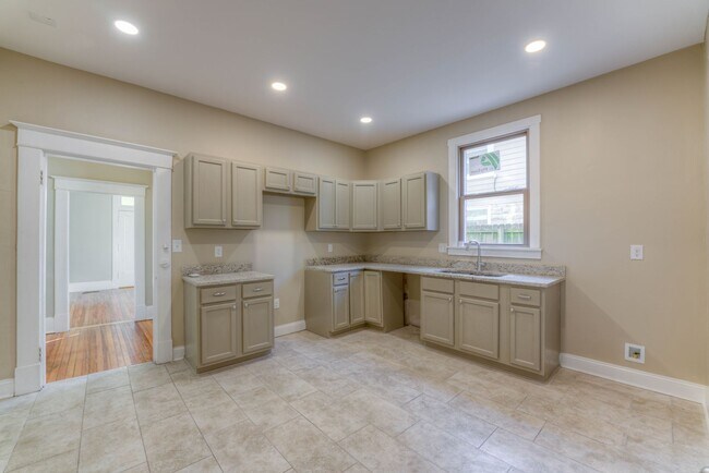 Building Photo - Crosstown home - rent reduced plus 1/2 off...