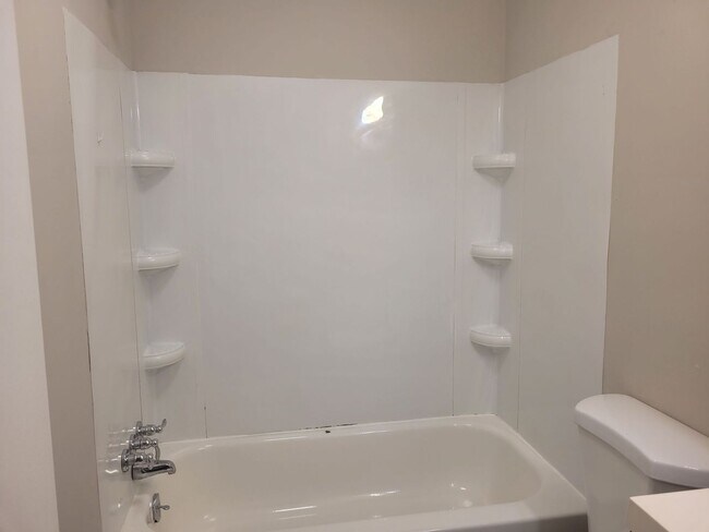 Building Photo - FIRST MONTH FREE! 1 Bedroom 1 Bathroom Apartment near Hamilton Place!