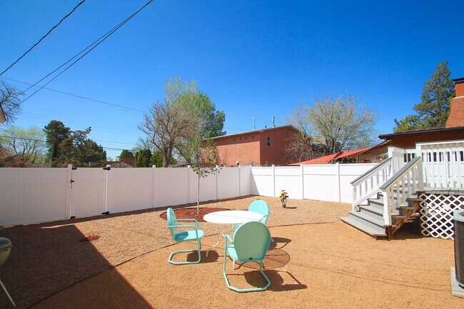 Building Photo - 311 Richmond Dr SE