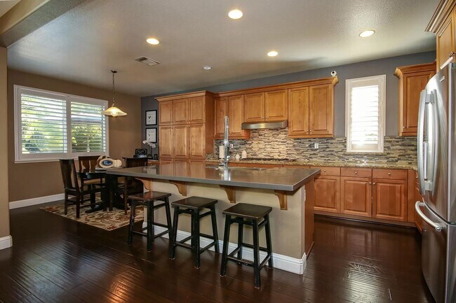 Building Photo - Amazing Solar Fosket Ranch Pool, Spa, Buil...