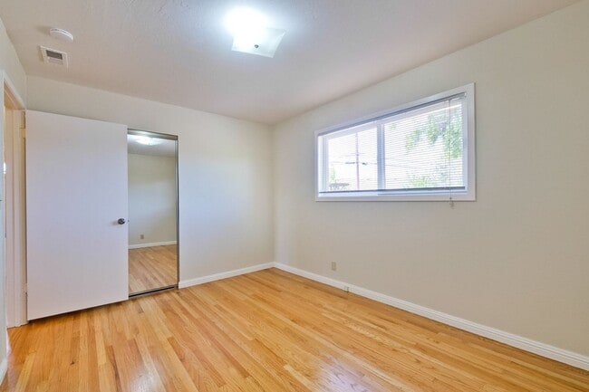 Building Photo - Beautiful Birdland Home on Quiet Cul-de-Sa...
