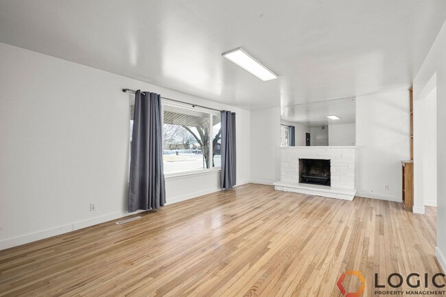 Building Photo - Gorgeous Home In Midvale!