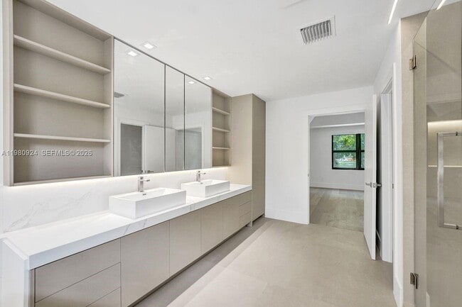 Building Photo - 4100 E Gardenia Ave