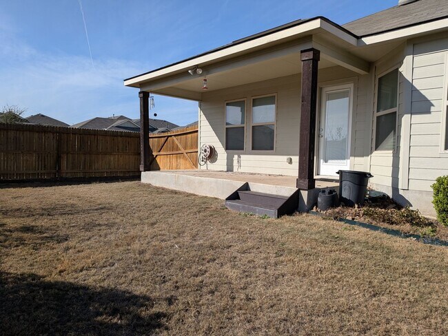 Building Photo - 1 story gem with quick access to Randolph!!