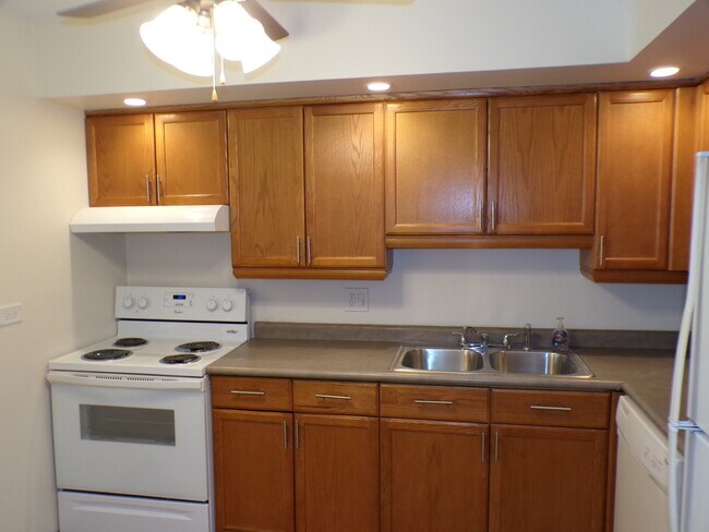 Building Photo - 809 S Dwyer Ave