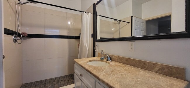 Building Photo - 9734 La Vista Dr
