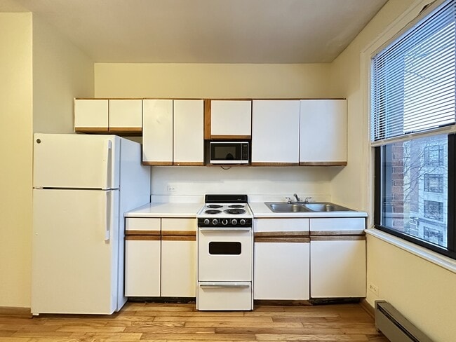 Building Photo - 640 W Barry Ave