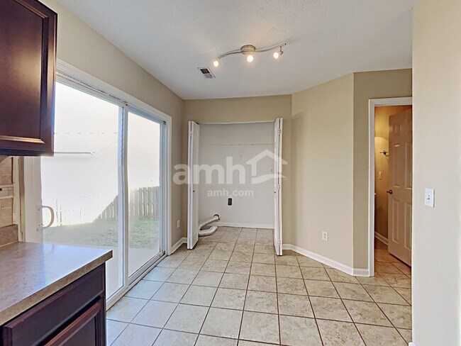 Building Photo - 4568 Hawthorn Dr