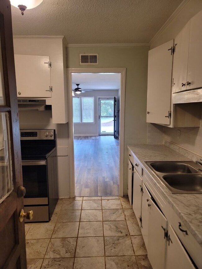 Building Photo - Southeast Columbia- Offering Self Guided Tour with RENTLY!