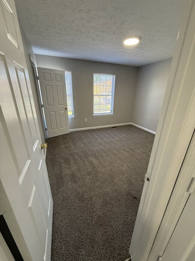 Building Photo - 203 Aqueduct Dr