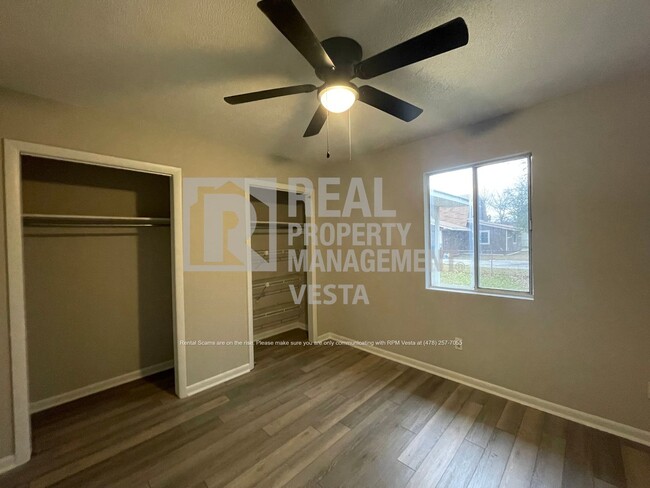 Building Photo - Spacious Three Bedroom Home in Warner Robi...