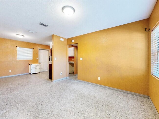 Building Photo - 2502 N Beaumont Ave