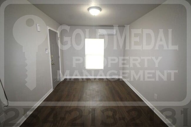 Building Photo - 711 W Avenue C